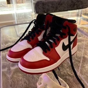 Jordan Chicago 1 GS size 6 in good condition.